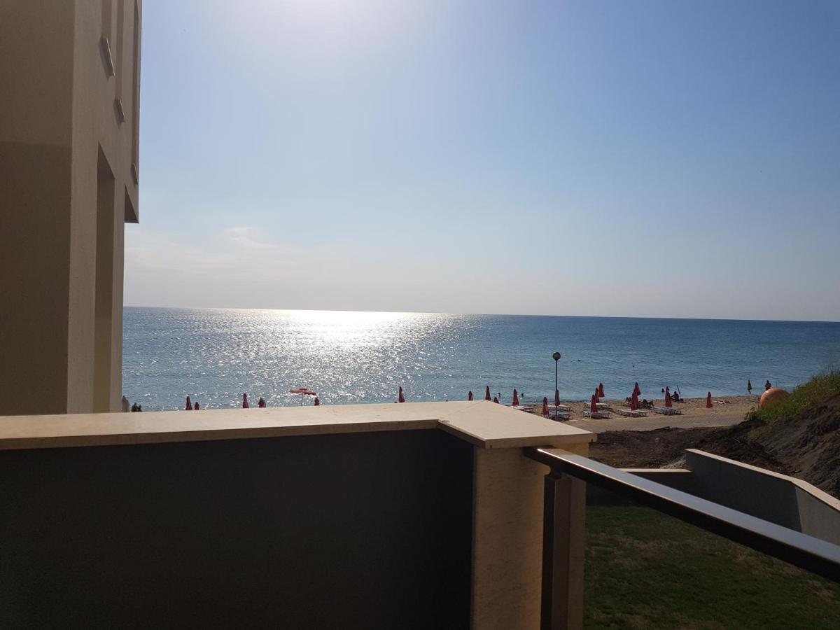 Dolphin Beach Apart Obzor Bagian luar foto